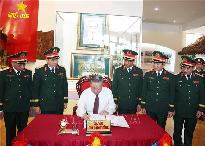 Tổng Bí thư Tô Lâm ghi lưu bút vào Sổ vàng truyền thống của Quân đoàn. Ảnh: Thống Nhất – TTXVN