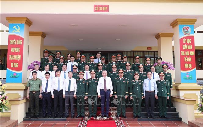Tổng Bí thư Tô Lâm và các đại biểu với cán bộ, sĩ quan chỉ huy của Quân đoàn 12. Ảnh: Thống Nhất - TTXVN 