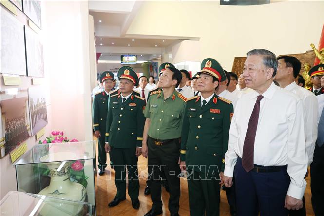 Tổng Bí thư Tô Lâm thăm Bảo tàng Quân đoàn 12. Ảnh: Thống Nhất - TTXVN 
