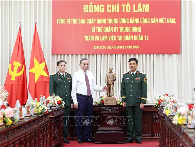 Tổng Bí thư Tô Lâm tặng bức tượng Chủ tịch Hồ Chí Minh cho Quân đoàn 12. Ảnh: Thống Nhất - TTXVN
