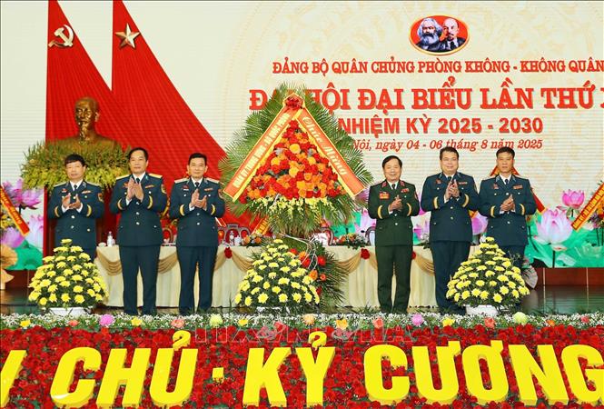 Thượng tướng Lê Huy Vịnh chúc mừng Đại hội. Ảnh: Trọng Đức - TTXVN