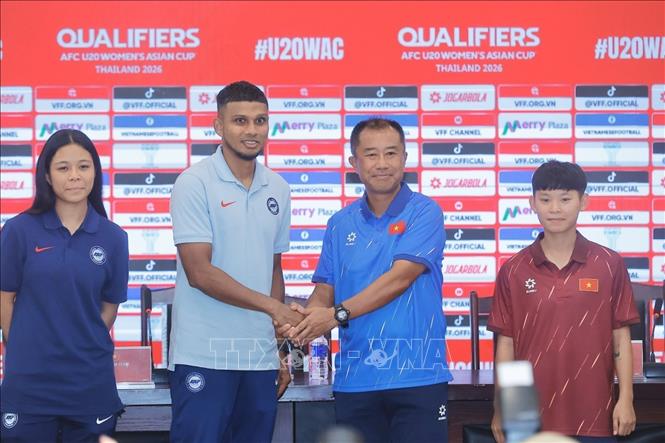 Họp báo trước trận đấu giữa đội tuyển U20 Việt Nam và U20 Singapore. Ảnh: Minh Quyết - TTXVN