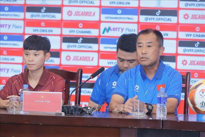 HLV trưởng đội tuyển U20 Việt Nam Okiyama Masahiko phát biểu. Ảnh: Minh Quyết - TTXVN