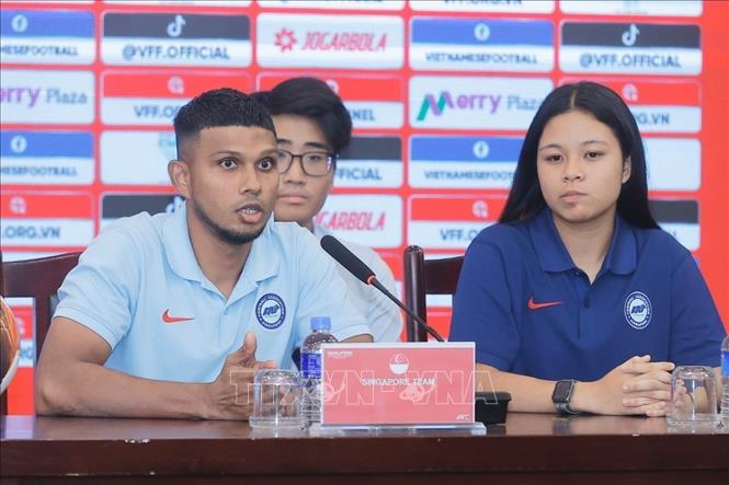 HLV trưởng đội tuyển U20 Singapore Fazrul Nawaz phát biểu. Ảnh: Minh Quyết - TTXVN