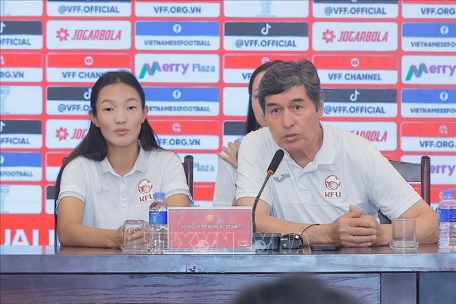 HLV trưởng U20 Kyrgyzstan Zakirov Nematzhan phát biểu. Ảnh: Minh Quyết - TTXVN

