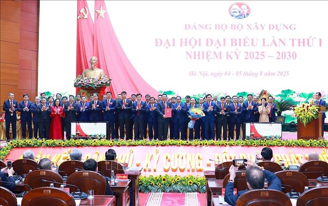 Bí thư Đảng ủy Chính phủ, Thủ tướng Chính phủ Phạm Minh Chính trao quyết định của Đảng uỷ Chính phủ chỉ định Ban Chấp hành, Ban Thường vụ, Bí thư, Phó Bí thư Đảng uỷ Bộ Xây dựng nhiệm kỳ 2025 - 2030. Ảnh: Dương Giang – TTXVN