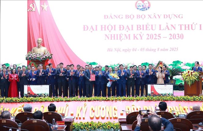 Bí thư Đảng ủy Chính phủ, Thủ tướng Chính phủ Phạm Minh Chính trao quyết định của Đảng uỷ Chính phủ chỉ định Ban Chấp hành, Ban Thường vụ, Bí thư, Phó Bí thư Đảng uỷ Bộ Xây dựng nhiệm kỳ 2025 - 2030. Ảnh: Dương Giang – TTXVN
