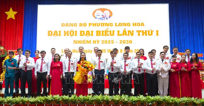 Ban Chấp hành Đảng bộ phường Long Hoa nhiệm kỳ 2025 - 2030 ra mắt Đại hội. Ảnh: Minh Phú – TTXVN