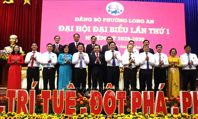 Bí thư Tỉnh ủy Tây Ninh Nguyễn Văn Quyết (thứ 5, từ trái sang), chúc mừng Ban chấp hành Đảng bộ phường Long An nhiệm kỳ 2025-2030. Ảnh: Thanh Bình -TTXVN