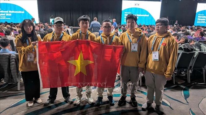 Em Võ Trọng Khải cùng các bạn trong Đội tuyển Olympic Toán học quốc tế khi nhận giải. Ảnh: TTXVN phát