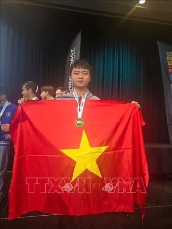 Niềm vui của chàng trai Vàng Olympic Toán học quốc tế Võ Trọng Khải. Ảnh: TTXVN phát