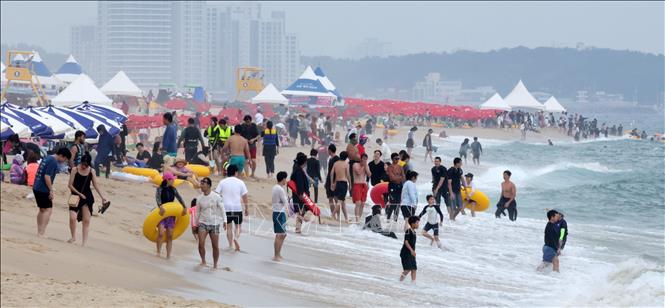 Người dân tắm biển tránh nóng tại Gangwon, Hàn Quốc. Ảnh: Yonhap/TTXVN