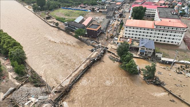 Đoạn đường và cây cầu bị hư hại do mưa lũ tại Thiên Tân, Trung Quốc ngày 28/7/2025. Ảnh: THX/TTXVN