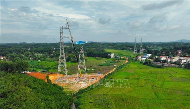 Thi công lắp đặt cột số 354, thuộc địa bàn xã Vũ Ninh, tỉnh Phú Thọ. Ảnh: Vũ Sinh - TTXVN