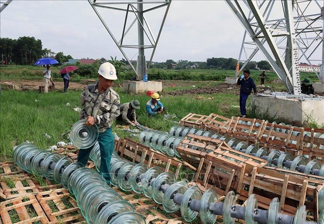 Trên công trường Dự án đường dây 500kV Lào Cai - Vĩnh Yên đoạn đi qua tỉnh Phú Thọ, ở vị trí cột số 352, xã Vũ Ninh. Ảnh: Vũ Sinh - TTXVN