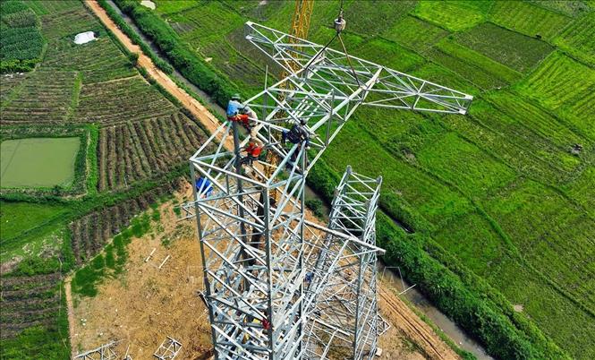 Thi công lắp đặt cột số 354, thuộc địa bàn xã Vũ Ninh, tỉnh Phú Thọ. Ảnh: Vũ Sinh - TTXVN