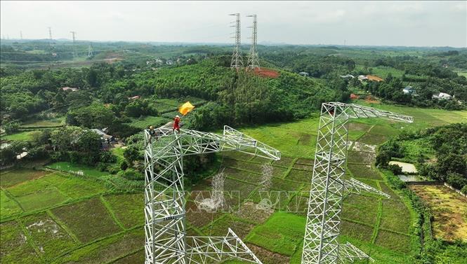 Thi công lắp đặt cột số 352, thuộc địa bàn xã Vũ Ninh, tỉnh Phú Thọ. Ảnh: Vũ Sinh - TTXVN