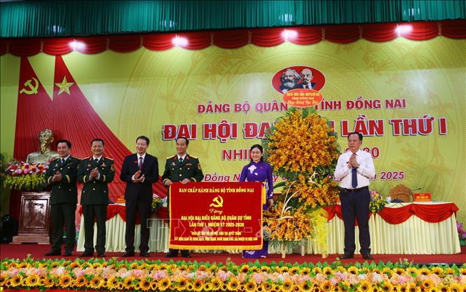 Lãnh đạo tỉnh Đồng Nai tặng Đại hội bức trướng của Ban Chấp hành Đảng bộ tỉnh. Ảnh: Lê Xuân-TTXVN