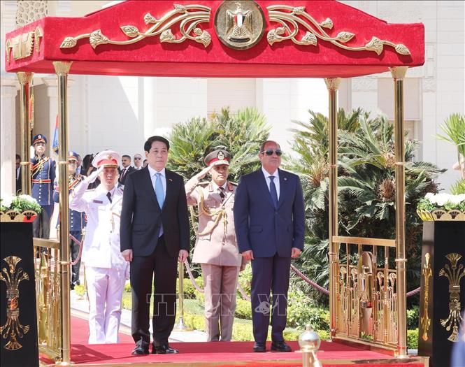 Tổng thống Ai Cập Abdel Fattah El-Sisi và Chủ tịch nước Lương Cường trên bục danh dự, nghe quân nhạc cử Quốc thiều hai nước. Ảnh: Lâm Khánh - TTXVN