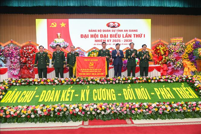 Ban Thường vụ Tỉnh ủy An Giang trao bức trướng tặng Đảng bộ Quân sự tỉnh tại Đại hội. Ảnh: Văn Sĩ - TTXVN