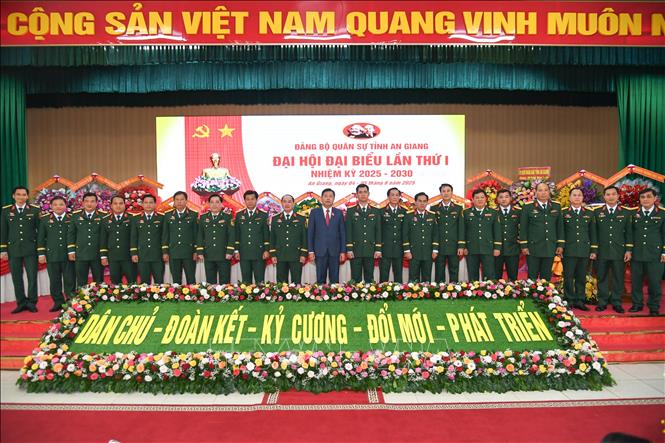 Ban Chấp hành Đảng bộ Quân sự tỉnh An Giang nhiệm kỳ 2025 – 2030 ra mắt Đại hội. Ảnh: Văn Sĩ - TTXVN
