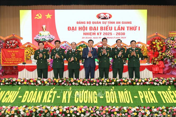 Ban Thường vụ Đảng ủy Quân sự tỉnh nhiệm kỳ 2025 – 2030 ra mắt Đại hội. Ảnh: Văn Sĩ - TTXVN
