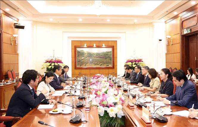 Trưởng Ban Tổ chức Trung ương Lê Minh Hưng tiếp Đại sứ Nhật Bản tại Việt Nam Ito Naoki. Ảnh: Phương Hoa - TTXVN