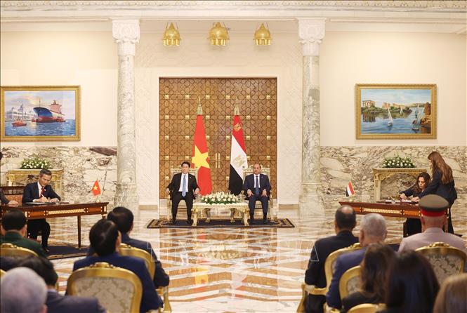 Chủ tịch nước Lương Cường và Tổng thống Ai Cập Abdel Fattah El-Sisi chứng kiến lễ ký Bản ghi nhớ giữa Bộ Nội vụ Việt Nam và Bộ Phát triển địa phương Ai Cập về hợp tác trong lĩnh vực phát triển địa phương. Ảnh: Lâm Khánh - TTXVN