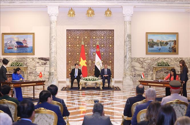 Chủ tịch nước Lương Cường và Tổng thống Ai Cập Abdel Fattah El-Sisi chứng kiến lễ ký Bản ghi nhớ giữa Bộ Công Thương Việt Nam với Bộ Kế hoạch, Phát triển kinh tế và hợp tác quốc tế Ai Cập về hợp tác phát triển kinh tế. Ảnh: Lâm Khánh - TTXVN