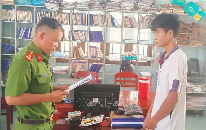 Cơ quan Cảnh sát điều tra Công an tỉnh An Giang tống đạt các quyết định cho bị can Phạm Duy Thanh. Ảnh: TTXVN phát