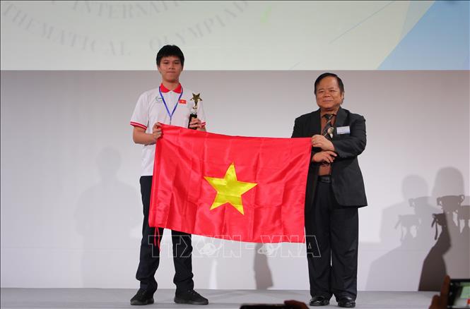 Em Phan Thành Huy, Trường THPT chuyên Hà Nội – Amsterdam nhận giải Champion từ Ban tổ chức. Ảnh: Phạm Tuân - TTXVN tại Nhật Bản