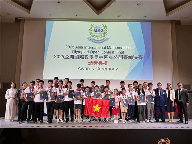 Đoàn AIMO Việt Nam 2025 chụp ảnh chung cùng Ban tổ chức. Ảnh: Phạm Tuân - PV TTXVN tại Nhật Bản