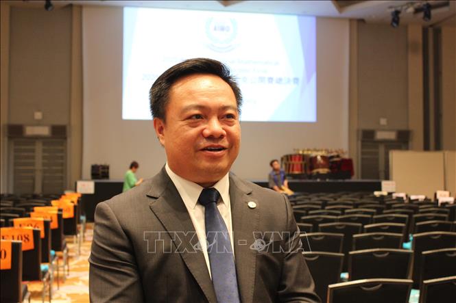 Ông Bùi Văn Phượng, Trưởng đoàn AIMO Việt Nam 2025 trao đổi với phóng viên TTXVN tại Nhật Bản. Ảnh: Phạm Tuân - TTXVN tại Nhật Bản