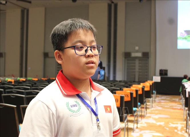 Em Trần Sơn Hà, trường THCS Đặng Thai Mai (tỉnh Nghệ An) chia sẻ cảm nghĩ khi tham dự AIMO 2025. Ảnh: Phạm Tuân - TTXVN tại Nhật Bản