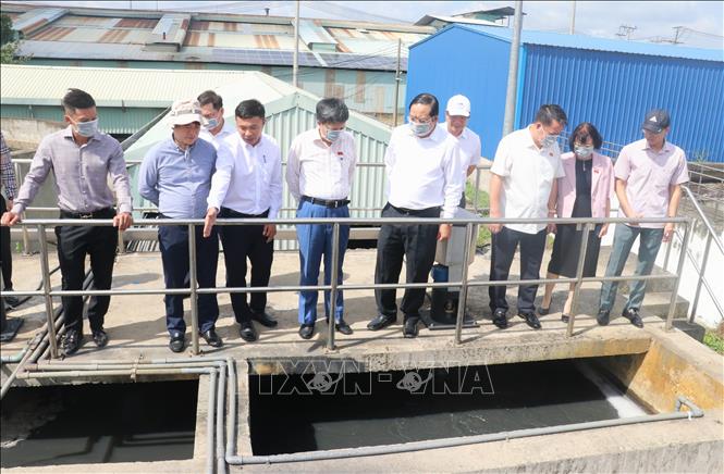 Đoàn giám sát của Quốc hội khảo sát việc chấp hành pháp luật về bảo vệ môi trường tại khu công nghiệp Xuyên Á (Đức Lập, Tây Ninh). Ảnh: Bùi Giang - TTXVN