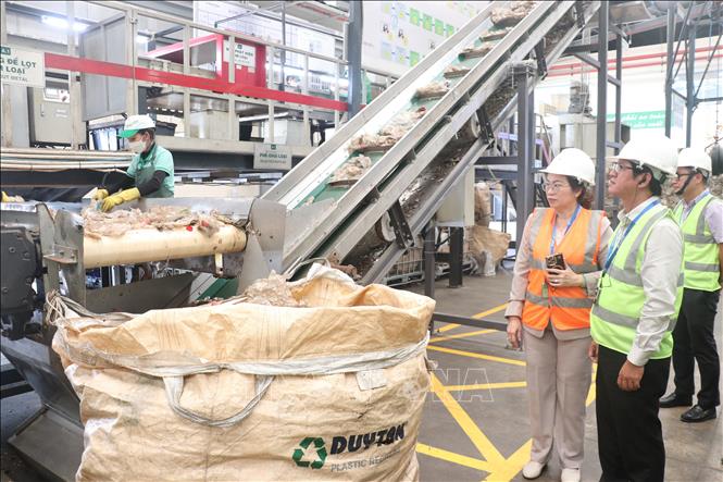 Đoàn giám sát của Quốc hội khảo sát quy trình sản xuất nhựa tái chế tại Công ty Cổ phần Nhựa tái chế Duy Tân (Đức Hòa, Tây Ninh). Ảnh: Bùi Giang - TTXVN
