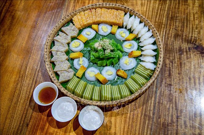 Sự nổi tiếng của nhiều loại bánh dân gian ở Cồn Sơn cũng góp phần phát huy giá trị ẩm thực dân gian Nam Bộ đến với du khách. Ảnh: Thanh Liêm - TTXVN