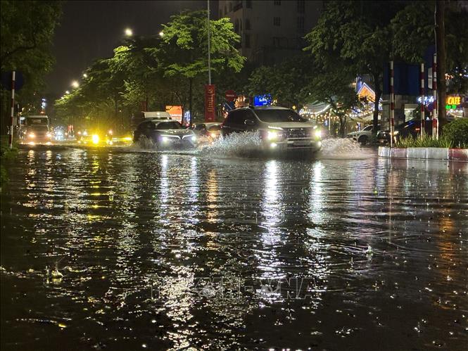 Phương tiện giao thông di chuyển khó khăn qua đoạn đường Đào Tấn sau trận mưa lớn tối 5/8. Ảnh: Lê Đông - TTXVN