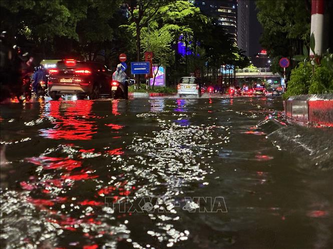 Các phương tiện di chuyển khó khăn qua đoạn đường Đào Tấn sau trận mưa lớn tối 5/8. Ảnh: Lê Đông - TTXVN
