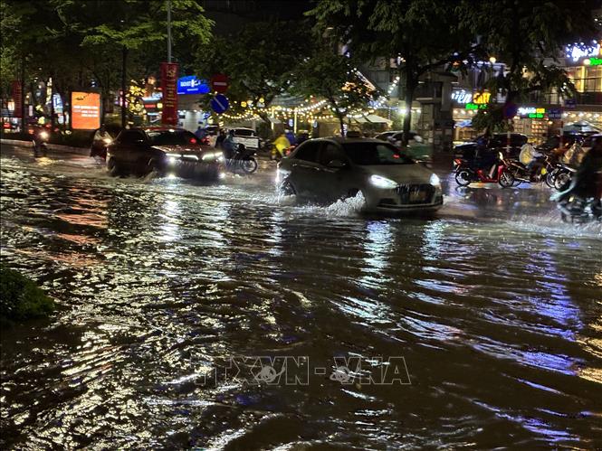 Cơn mưa lớn khiến phố Đào Tấn ngập sâu, các phương tiện di chuyển khó khăn (tối 5/8). Ảnh: Lê Đông - TTXVN