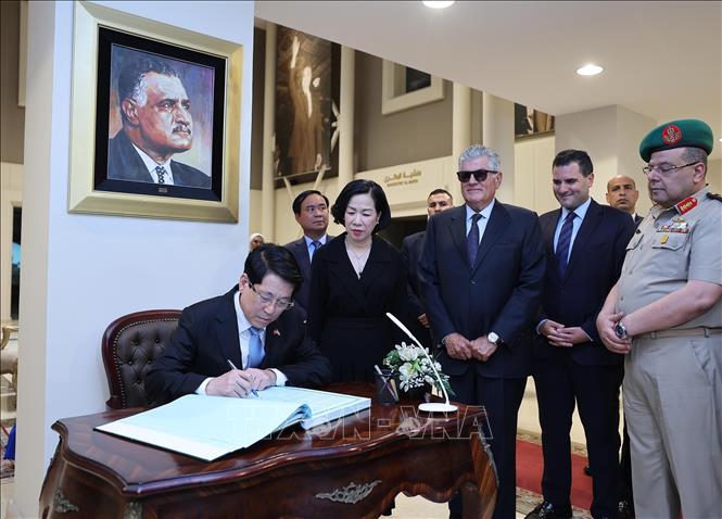 Chủ tịch nước Lương Cường ghi lưu bút tại Bảo tàng Gamal Abdel Nasser. Ảnh: Lâm Khánh - TTXVN