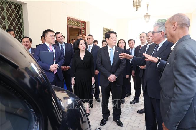 Chủ tịch nước Lương Cường và Phu nhân xem những kỷ vật của cố Tổng thống Ai Cập Gamal Abdel Nasser. Ảnh: Lâm Khánh - TTXVN