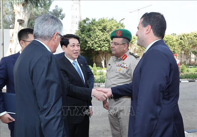 Thân nhân cố Tổng thống Ai Cập Gamal Abdel Nasser đón Chủ tịch nước Lương Cường. Ảnh: Lâm Khánh - TTXVN