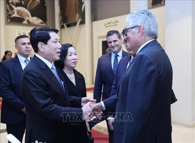 Chủ tịch nước Lương Cường chia sẻ cảm xúc với thân nhân cố Tổng thống Ai Cập Gamal Abdel Nasser sau khi tham quan bảo tàng. Ảnh: Lâm Khánh - TTXVN