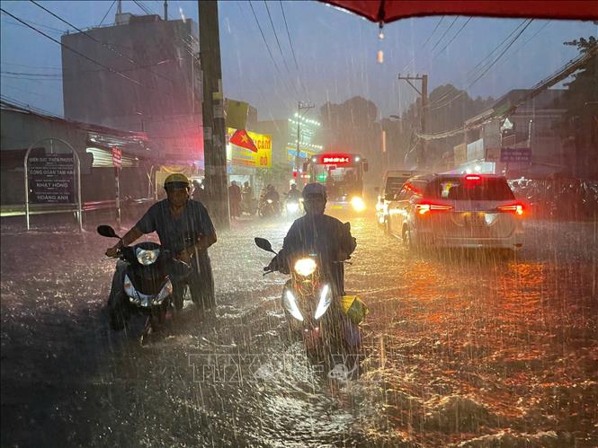 Nước ngập gần hết bánh xe máy trên đường Tô Ngọc Vân (TP.Hồ Chí Minh). Ảnh: TTXVN phát