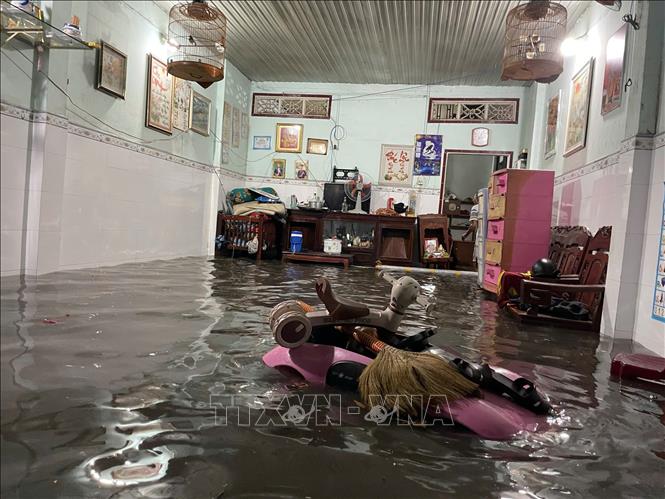 Nước tràn vào nhà dân trên đường Tô Ngọc Vân (TP. Hồ Chí Minh) sau cơn mưa chiều tối 5/8/2025. Ảnh: TTXVN phát