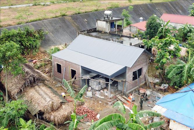 Ngôi nhà mới đang được gấp rút hoàn thành từ chương trình “xóa nhà tạm, nhà dột nát” của gia đình chị Đinh Thị Xuyên, dân tộc Mường, xã Lai Đồng, tỉnh Phú Thọ. Ảnh: Tạ Toàn - TTXVN