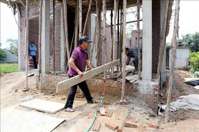 Nhiều hộ dân ở xã Võ Miếu, tỉnh Phú Thọ khẩn trương hoàn thiện ngôi nhà mới. Ảnh: Tạ Toàn - TTXVN