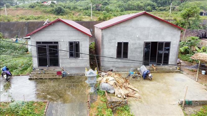 Nhờ chương trình “xóa nhà tạm, nhà dột nát” của Chính phủ, 105 ngôi nhà ở xã Lai Đồng, tỉnh Phú Thọ đã và đang dần hoàn thiện. Phấn đấu hoàn thành trước ngày 25/8. Ảnh: Tạ Toàn - TTXVN