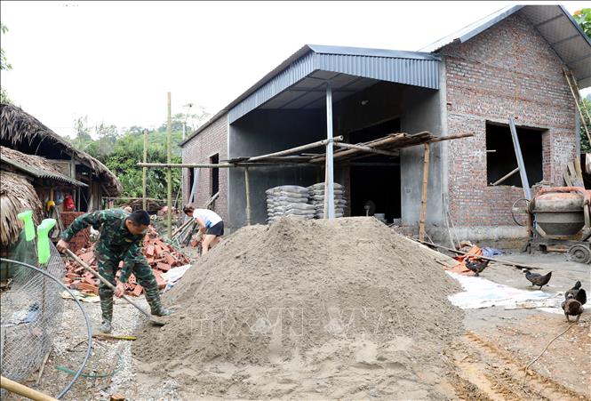 Ngôi nhà mới đang được gấp rút hoàn thành từ chương trình “xóa nhà tạm, nhà dột nát” của gia đình chị Đinh Thị Xuyên, dân tộc Mường, xã Lai Đồng, tỉnh Phú Thọ. Ảnh: Tạ Toàn - TTXVN
